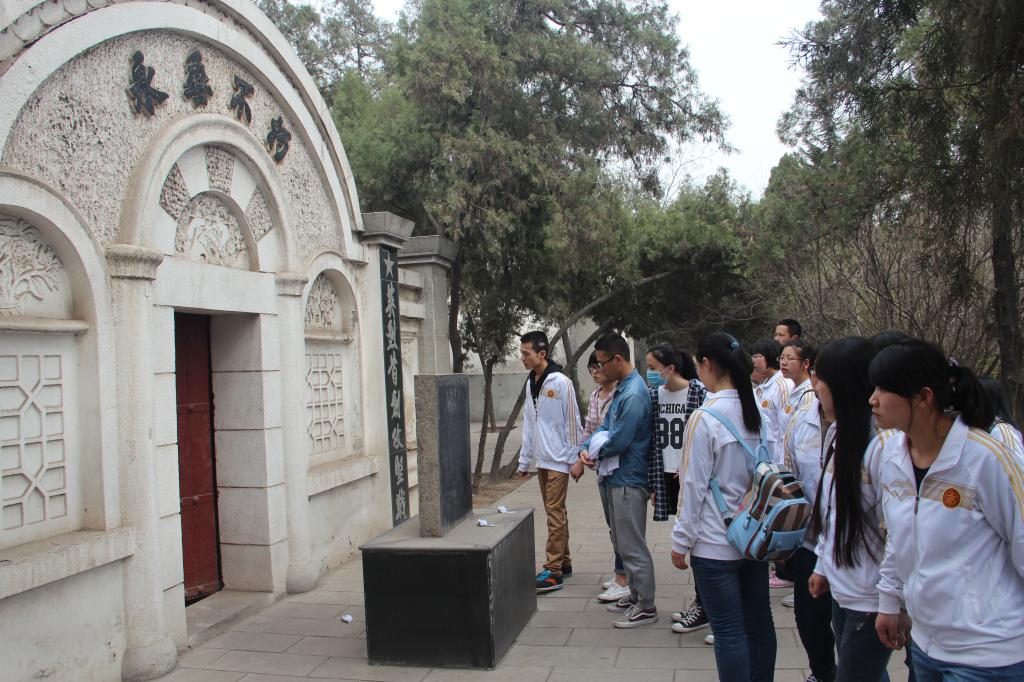 员工参观陵园,缅怀先烈