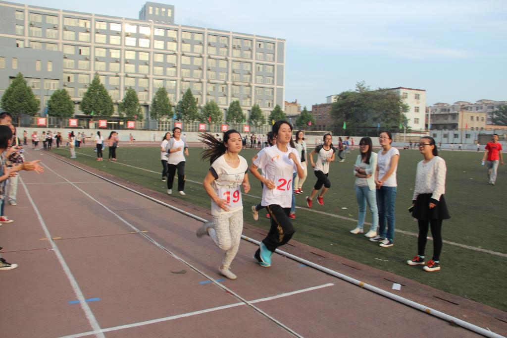 女子1500米