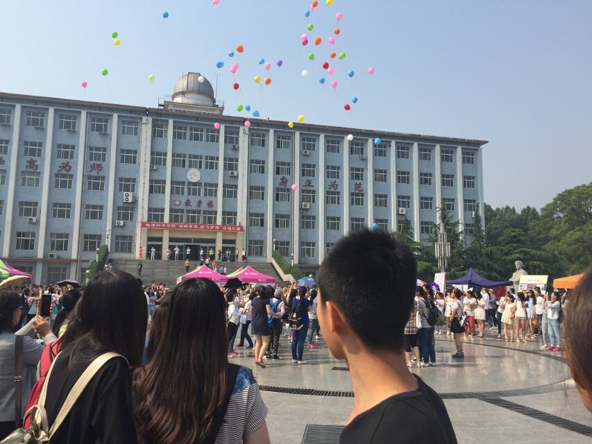 “心语心愿”中放飞气球