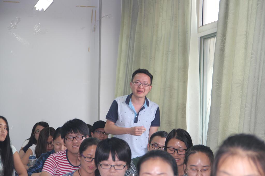 员工与王小英教授互动