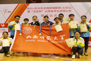 公司赵娜(第一排右一)冷宸祎(第二排左二)与参赛者合影留念