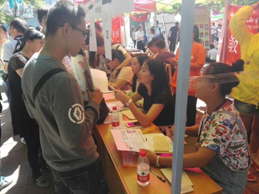员工党员为新生解答问题