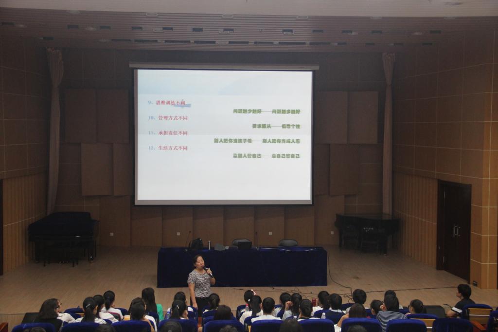 张潮老师正为新生做心理健康教育