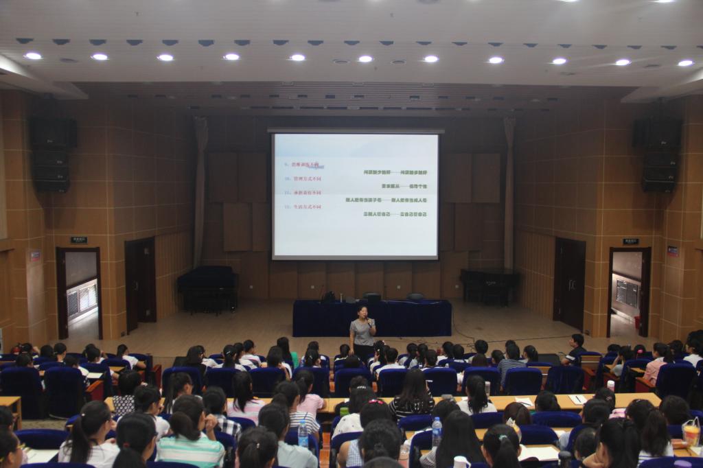 张潮老师与新生互动