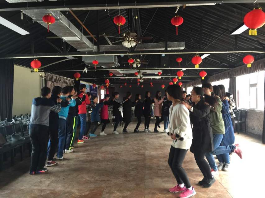 外联部全体成员正在跳“兔子舞”
