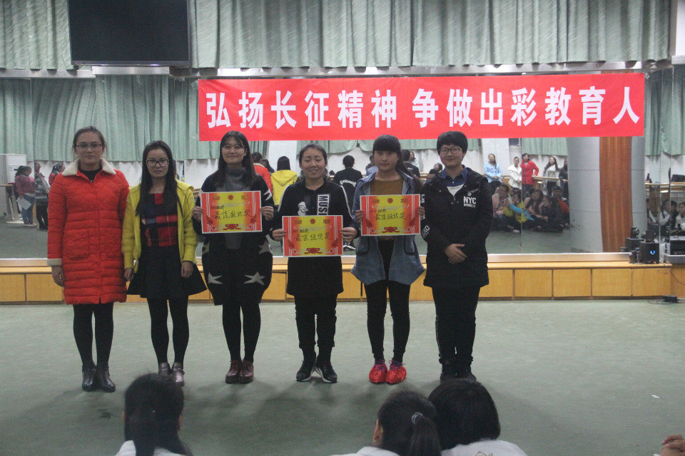 为获奖团支部颁奖