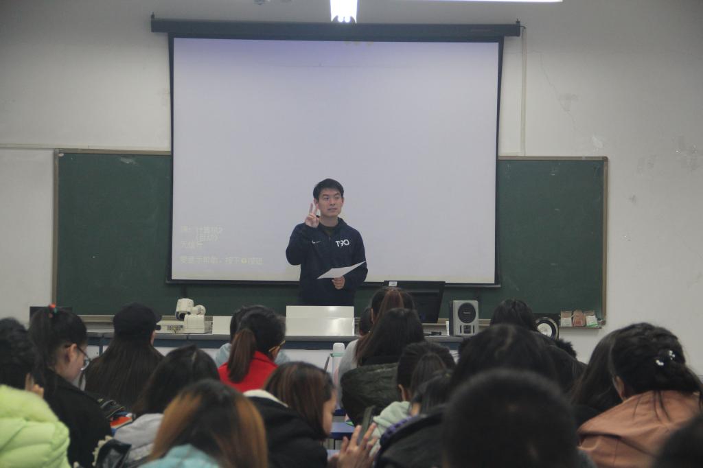 张大伟老师正在为大家讲解