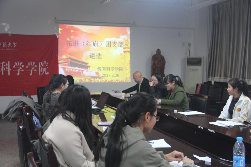 各评委进行讨论