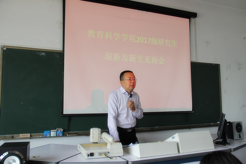 教师代表董新良发言