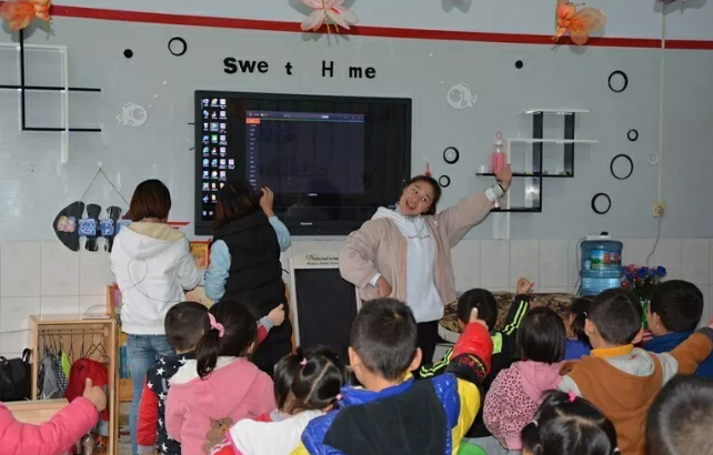 公司员工组织幼儿集体活动