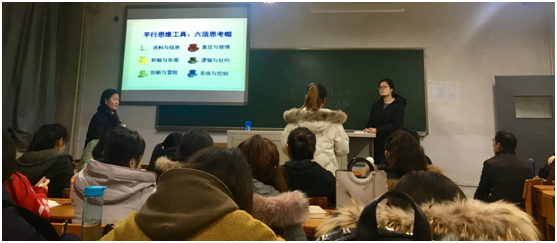 员工进行汇报与交流